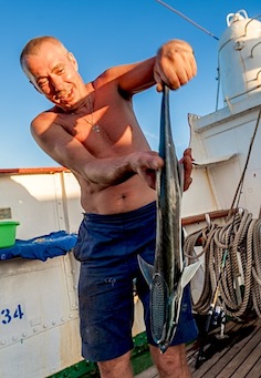 Электорогазосварщик Алексей Золотарев тоже вытянул рыбу-прилипалу.
