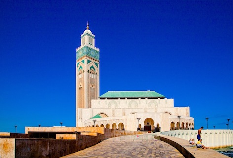 В мечети имени Хасана Второго, предыдущего короля Марокко, одновременно правят молитву более 100 тысяч прихожан – 25 внутри и 80 снаружи.