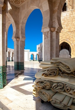 Барк Седов. В мечети имени Хасана Второго, предыдущего короля Марокко, одновременно правят молитву более 100 тысяч прихожан – 25 внутри и 80 снаружи.