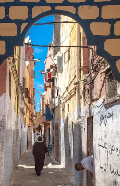 В центре Касабланки старинный город торговцев Медина живет старинным укладом.