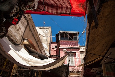 В центре Касабланки старинный город торговцев Медина живет старинным укладом.