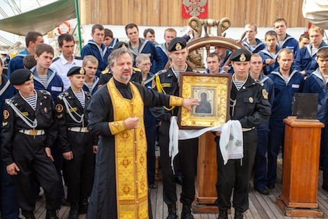 Барк Седов. Отец Андрей проводит службу в честь прибытия на борт чудодейственной иконы. Барк Седов. Отец Андрей проводит службу в честь прибытия на борт чудодейственной иконы.