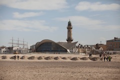Парусник Барк Седов - Городской пляж с видом на старейший маяк (1897 г.) и «Чайник».