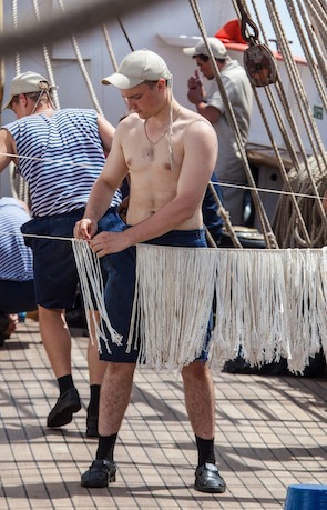 Барк Седов. Изготовление праздничного наряда. Барк Седов. Изготовление праздничного наряда.