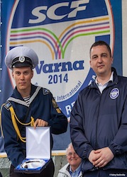 Мэр г. Варны Иван Портных торжественно вручает памятную тарелку экипажу «Седова».