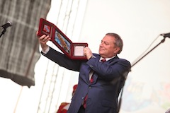 Глава города Сочи Анатолий Пахомов вручает памятный подарок председателю гоночного комитета.