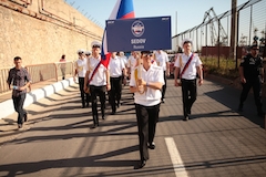 Кадеты парусника «Седов» идут маршем на церемонию награждения.
