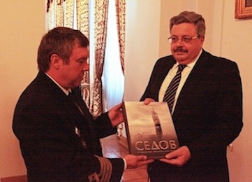 Капитан барка «Седов» Максим Родионов вручает памятный подарок Генеральному Консулу РФ  в Стамбуле Ерхову Алексею Владимировичу.