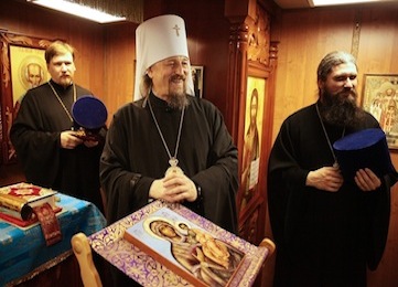 Митрополит Белгородский и Старооскольский Иоанн в судовом храме на борту «Седова».