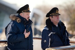 Во время швартовых операций на мостике со старпомом Виктором Николиным. Во время швартовых операций на мостике со старпомом Виктором Николиным.
