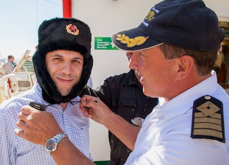 Из кругосветного похода барка Седов. Николай Зорченко показывает гостям как носятся русские ушанки. Из кругосветного похода барка Седов. Николай Зорченко показывает гостям как носятся русские ушанки.