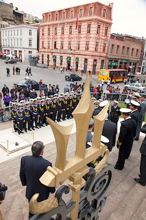 Барк Седов. Чили 2012. Церемония возложения цветов к монументу.